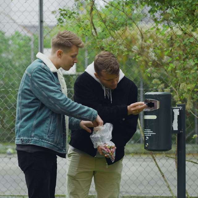 Mika & Tobias recycles batteries